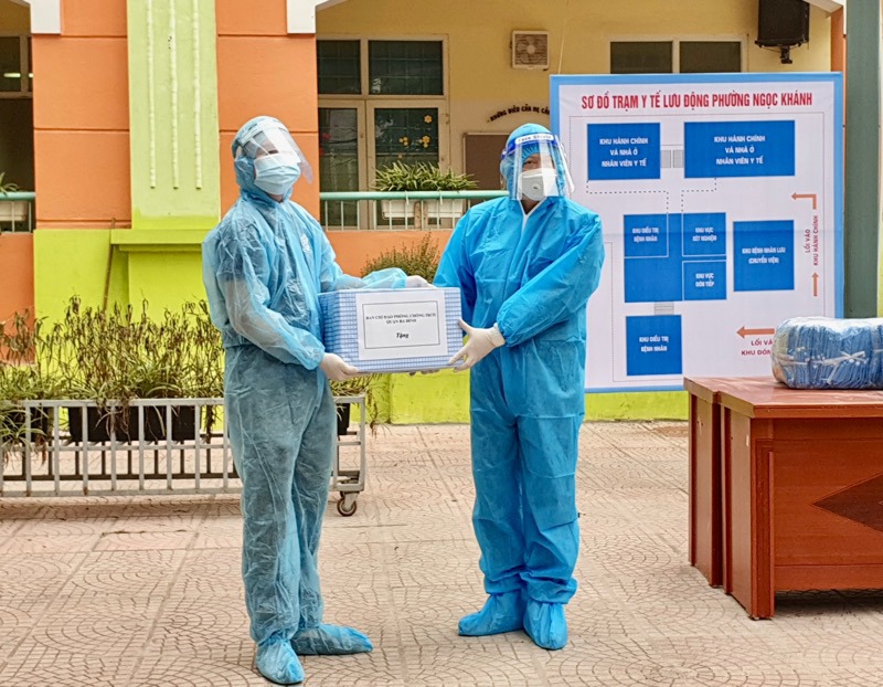 Quận Ba Đình khen thưởng đột xuất 14 cá nhân tình nguyện tham gia vận hành Trạm y tế lưu động phường Ngọc Khánh - Ảnh 2
