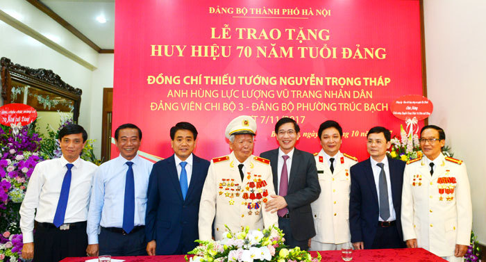 Trao tặng Huy hiệu 70 năm tuổi Đảng cho Thiếu tướng Nguyễn Trọng Tháp - Ảnh 3
