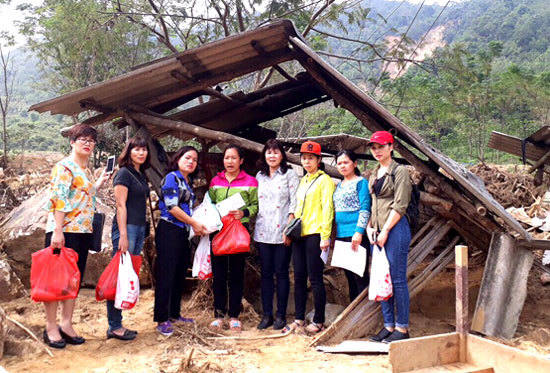 CLB Doanh nhân nữ Hà Nội trao quà cho người dân bị ảnh hưởng lũ lụt của Đà Bắc - Ảnh 2