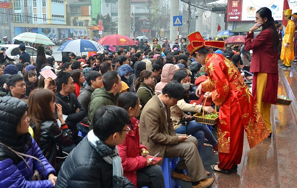 Hà Nội: Người dân xếp hàng trong mưa lạnh chờ mua vàng ngày vía Thần tài - Ảnh 6