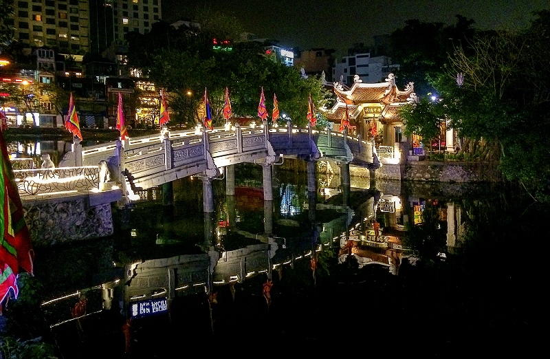 Đầu xuân vãng cảnh chùa đêm ở Hà Nội - Ảnh 4