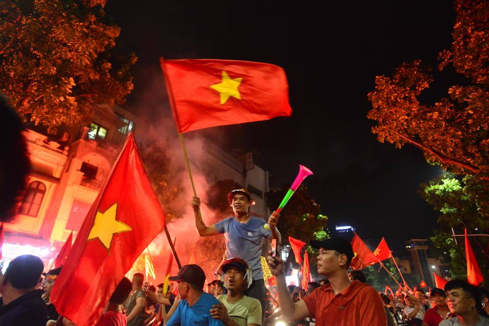 Đêm cuồng nhiệt mừng đội tuyển Việt Nam vô địch AFF Cup 2018 - Ảnh 35