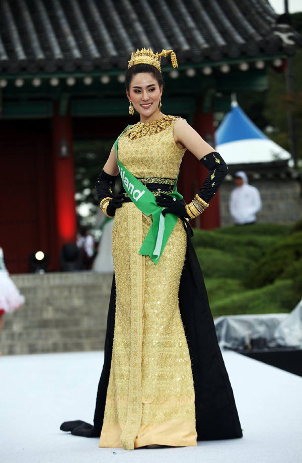 Quốc phục lộng lẫy dài 3m của Hoàng Thu Thảo tại Nữ hoàng Sắc đẹp Toàn cầu 2017 - Ảnh 9