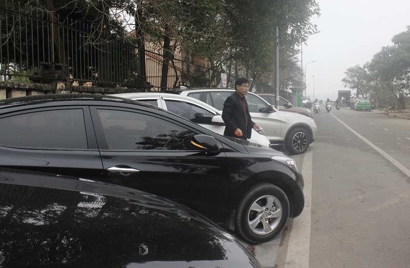 Hà Nội: Vẫn phổ biến bãi trông giữ xe sai quy định - Ảnh 3