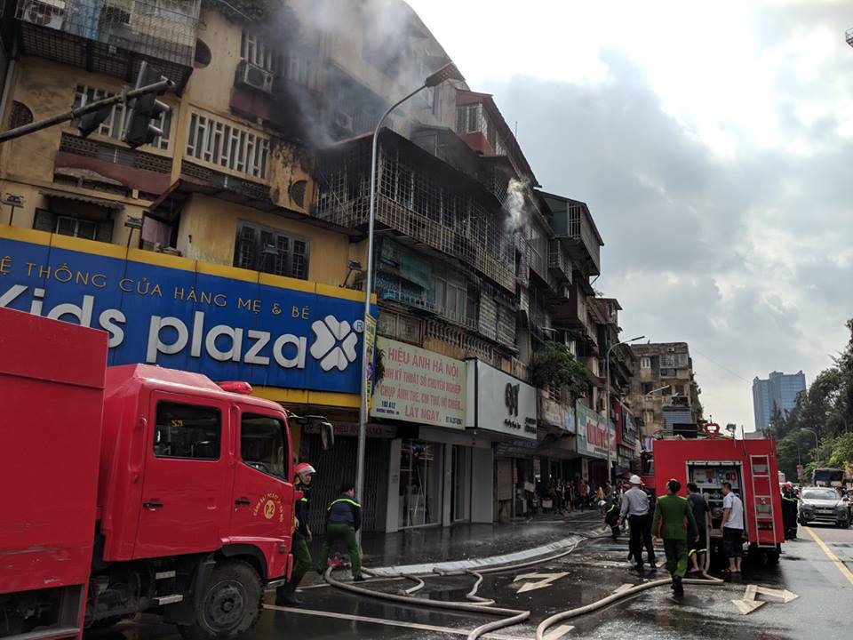 Hà Nội: Cháy dữ dội tại tập thể 5 tầng trên phố Tôn Thất Tùng - Ảnh 3