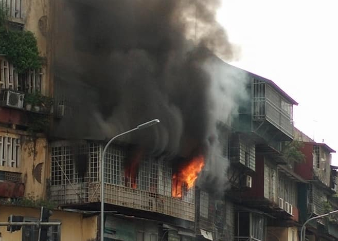 Hà Nội: Cháy dữ dội tại tập thể 5 tầng trên phố Tôn Thất Tùng - Ảnh 2