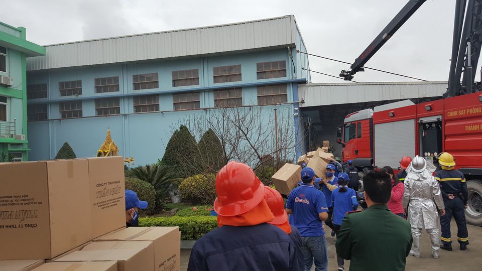 Hà Nội: Giải cứu 15 người mắc kẹt trong vụ “cháy” xưởng sơn ở Hà Đông - Ảnh 6