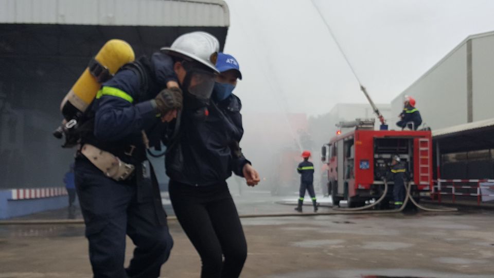 Hà Nội: Giải cứu 15 người mắc kẹt trong vụ “cháy” xưởng sơn ở Hà Đông - Ảnh 8