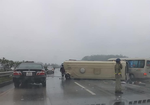 Đường trơn khiến 2 xe khách tông nhau trên cao tốc, 2 người nhập viện - Ảnh 1