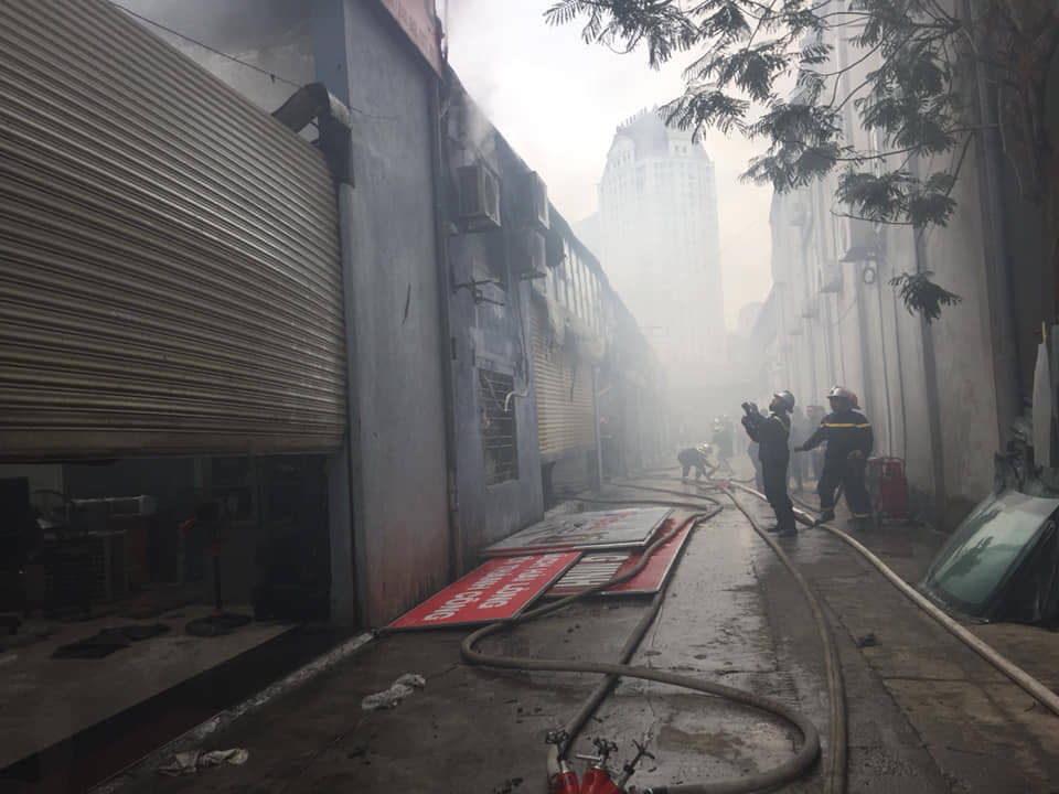 Hà Nội: Cháy lớn tại gara ô tô trên đường Lê Quang Đạo - Ảnh 7