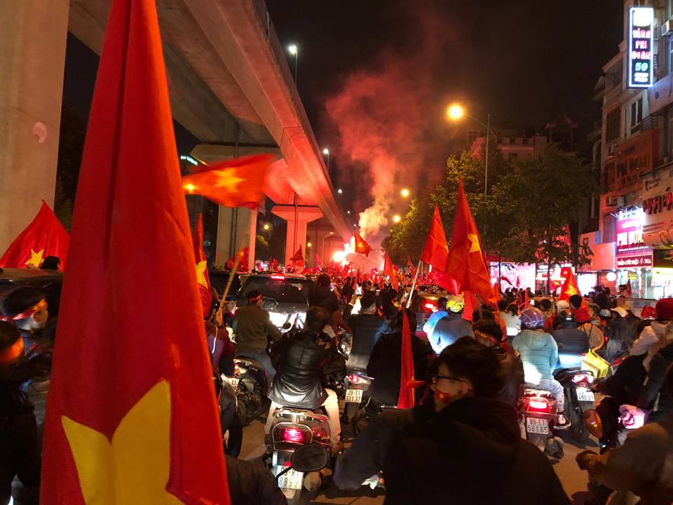 Đêm cuồng nhiệt mừng đội tuyển Việt Nam vô địch AFF Cup 2018 - Ảnh 25