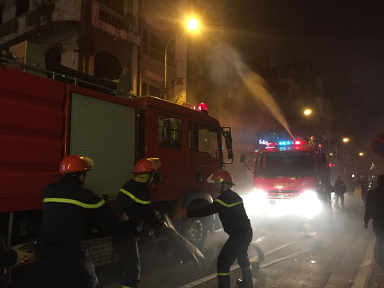 Hà Nội: Cháy dữ dội tại quán karaoke trong đêm, nhiều người hoảng loạn tháo thạy - Ảnh 1