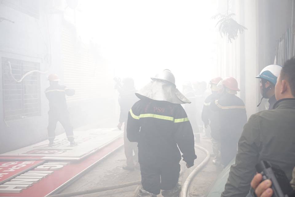 Hà Nội: Cháy lớn tại gara ô tô trên đường Lê Quang Đạo - Ảnh 6