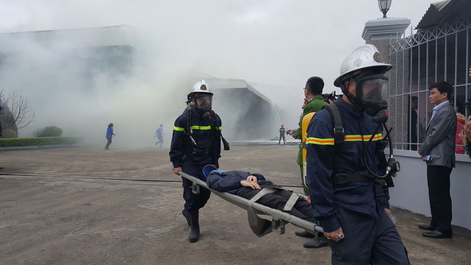 Hà Nội: Giải cứu 15 người mắc kẹt trong vụ “cháy” xưởng sơn ở Hà Đông - Ảnh 9