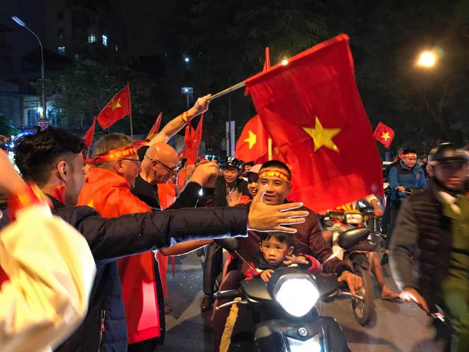 Đêm cuồng nhiệt mừng đội tuyển Việt Nam vô địch AFF Cup 2018 - Ảnh 15