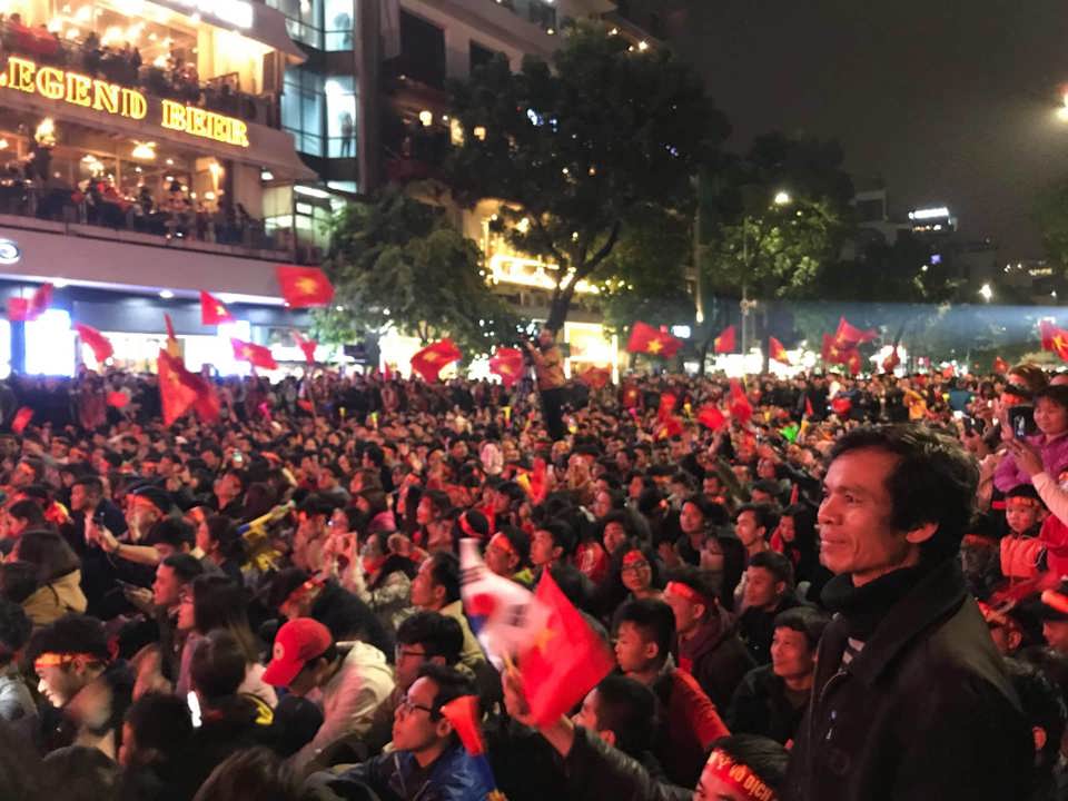 Đêm cuồng nhiệt mừng đội tuyển Việt Nam vô địch AFF Cup 2018 - Ảnh 30