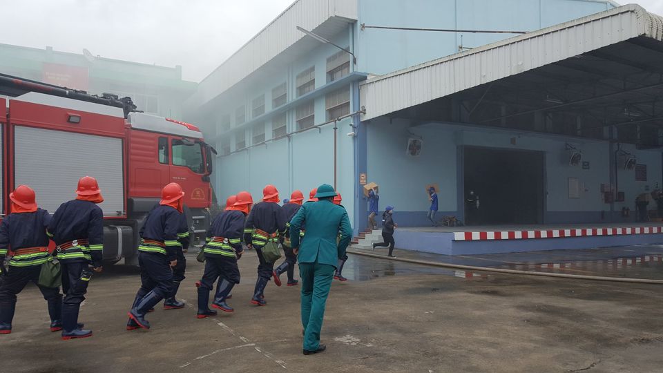Hà Nội: Giải cứu 15 người mắc kẹt trong vụ “cháy” xưởng sơn ở Hà Đông - Ảnh 4