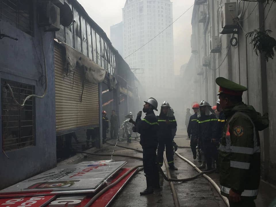 Hà Nội: Cháy lớn tại gara ô tô trên đường Lê Quang Đạo - Ảnh 5