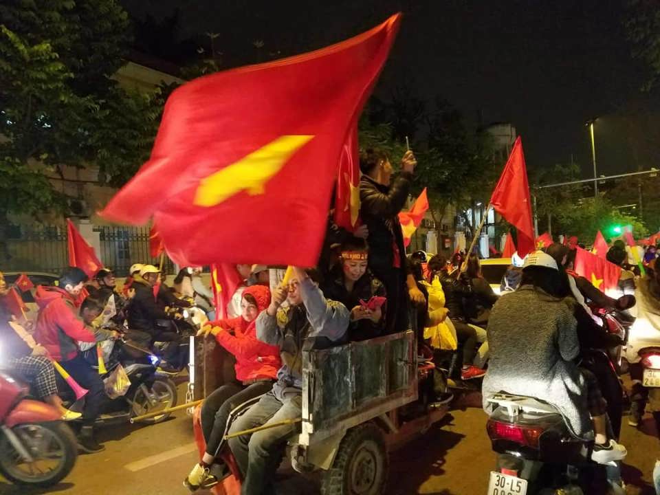 Đêm cuồng nhiệt mừng đội tuyển Việt Nam vô địch AFF Cup 2018 - Ảnh 17