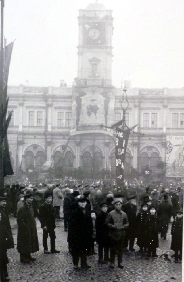 Hình ảnh Cách mạng Tháng Mười Nga và Bác Hồ với nhân dân Xô Viết - Ảnh 8