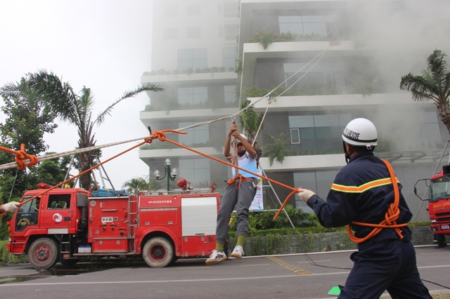 “Cháy” tại tòa nhà Ecolife Capital, lính cứu hỏa cứu thoát nhiều người - Ảnh 1