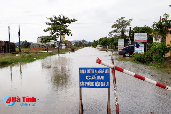 Áp thấp nhiệt đới vào miền Trung, hàng nghìn nhà dân chìm trong nước lũ - Ảnh 5