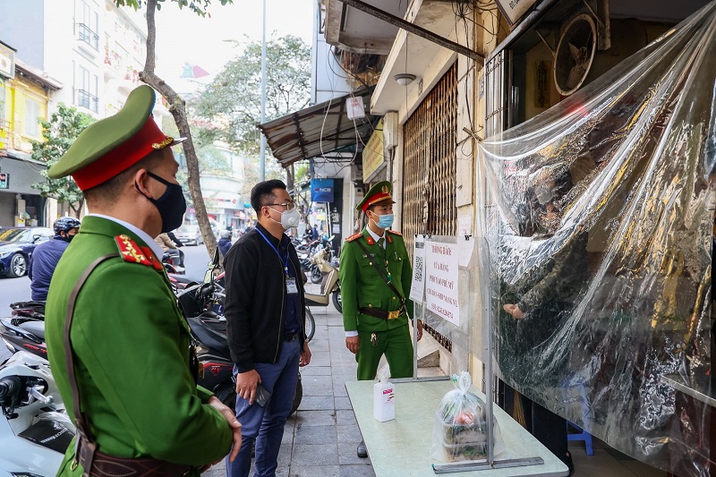 Hà Nội: Nhà hàng ăn uống quận Hoàn Kiếm tuân thủ nghiêm quy định chỉ bán mang về - Ảnh 3