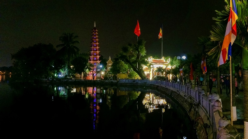 Đầu xuân vãng cảnh chùa đêm ở Hà Nội - Ảnh 5