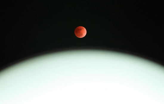 Chiêm ngưỡng siêu trăng cực hiếm rực đỏ bầu trời thế giới - Ảnh 10