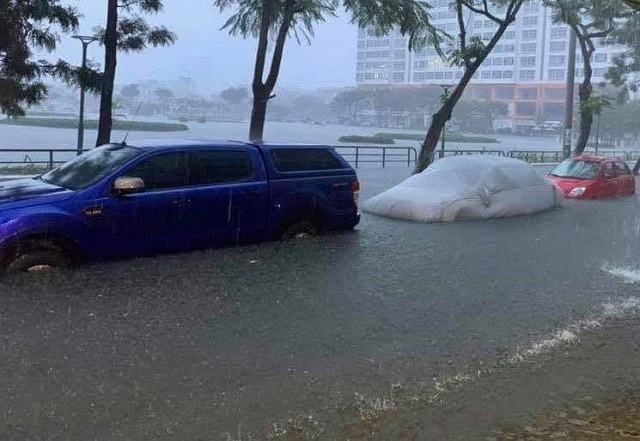 Mưa lớn kéo dài, Đà Nẵng chìm trong biển nước - Ảnh 7