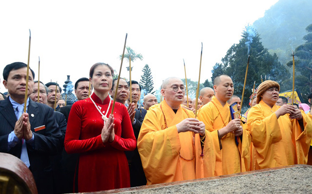 Hơn 50.000 lượt du khách nô nức trẩy hội chùa Hương ngày khai hội - Ảnh 3