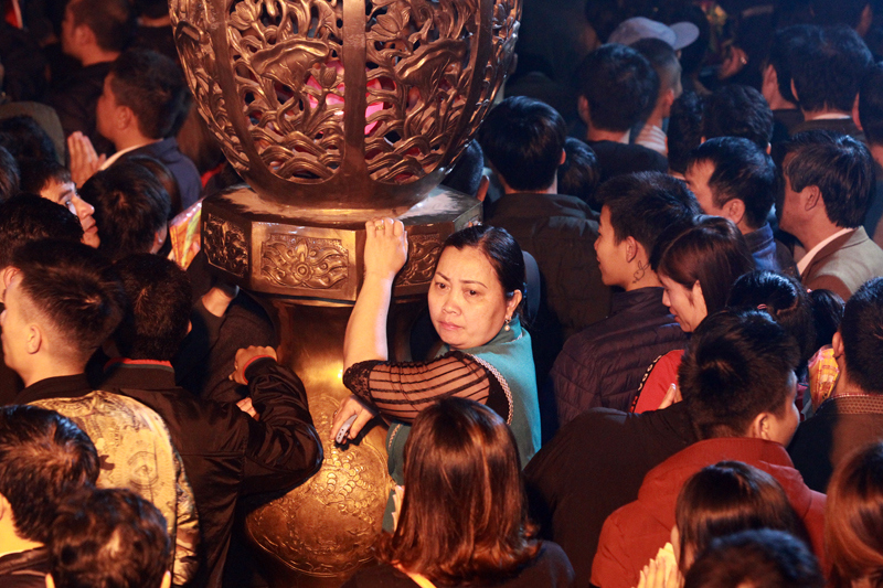 Hình ảnh biển người chen lấn trong đêm khai ấn đền Trần - Ảnh 20