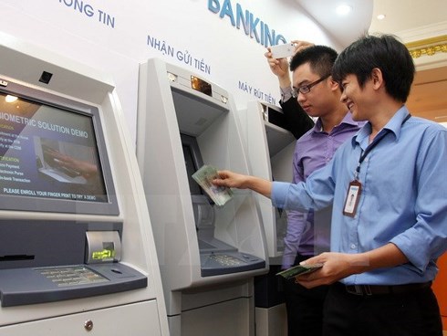 Làm thế nào khi rút tiền bị ATM “nuốt” thẻ trong ngày Tết? - Ảnh 1