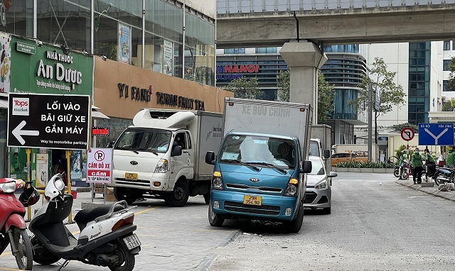 Xe tải chiếm ngõ 102 Trần Phú, Hà Đông: Chẳng lẽ bó tay? - Ảnh 1