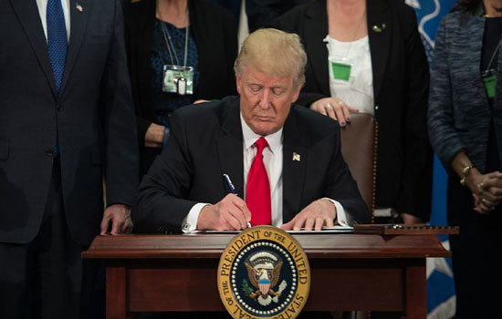 Tổng thống Trump ký đạo luật ngăn Chính phủ Mỹ đóng cửa - Ảnh 1