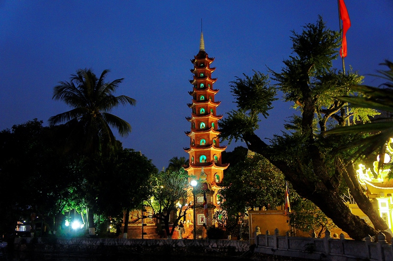 Đầu xuân vãng cảnh chùa đêm ở Hà Nội - Ảnh 6