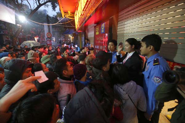 Hà Nội: Người dân xếp hàng trong mưa lạnh chờ mua vàng ngày vía Thần tài - Ảnh 11