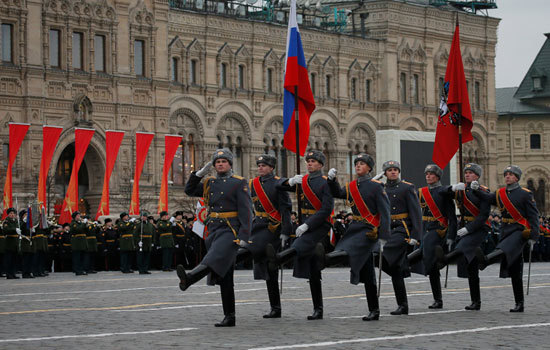 Nga duyệt binh hoành tráng kỷ niệm 100 năm Cách mạng Tháng Mười - Ảnh 2