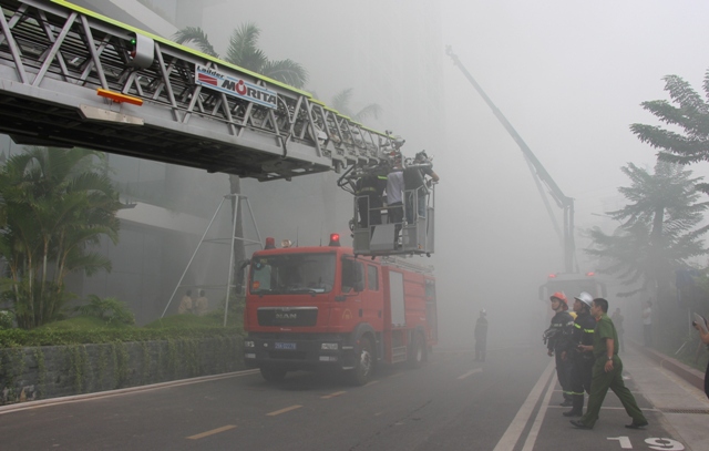 “Cháy” tại tòa nhà Ecolife Capital, lính cứu hỏa cứu thoát nhiều người - Ảnh 7