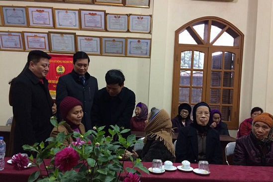 Phó Chủ tịch UBND TP Ngô Văn Quý tặng quà Tết người có công huyện Ứng Hòa - Ảnh 2