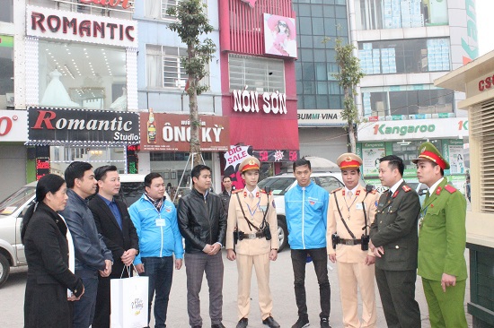 Hanoisme tặng quà lực lượng cảnh sát giao thông Hà Nội - Ảnh 1