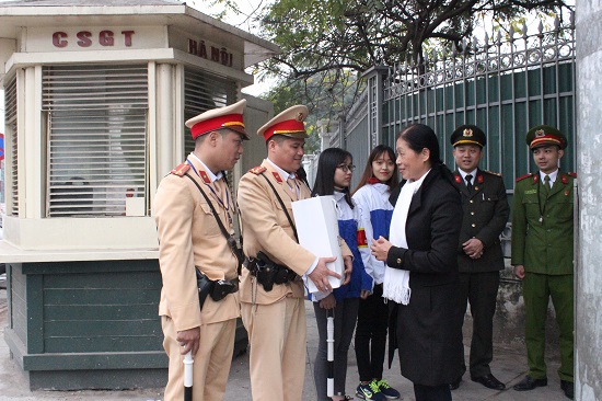 Hanoisme tặng quà lực lượng cảnh sát giao thông Hà Nội - Ảnh 3