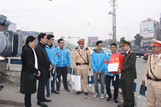 Hanoisme tặng quà lực lượng cảnh sát giao thông Hà Nội - Ảnh 4