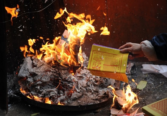 Giáo hội Phật giáo Việt Nam đề nghị bỏ tục đốt vàng mã - Ảnh 1