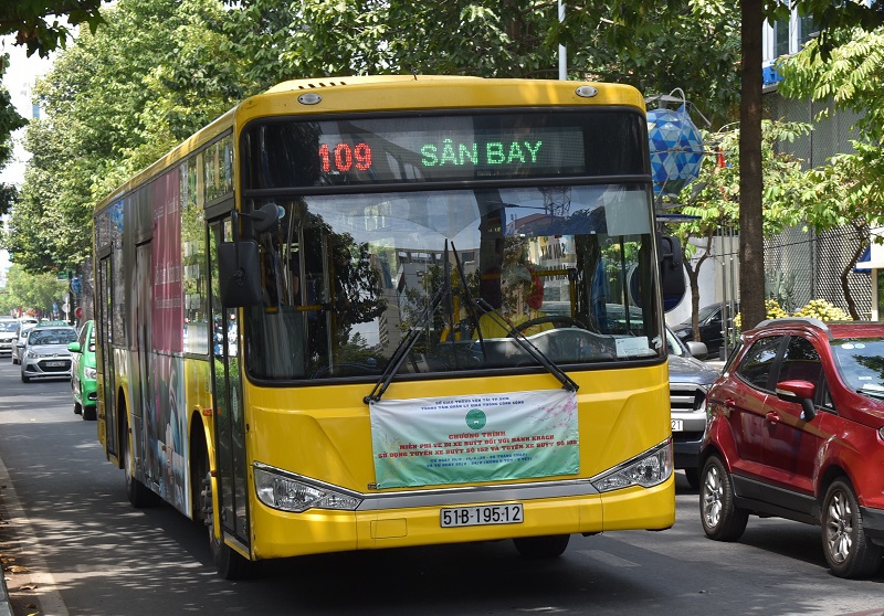 Xe buýt miễn phí vào sân bay Tân Sơn Nhất hút khách - Ảnh 1