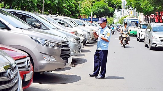 TP Hồ Chí Minh: Sẽ thu phí đỗ ô tô dưới lòng đường, vỉa hè lên đến 40.000 đồng/giờ - Ảnh 1