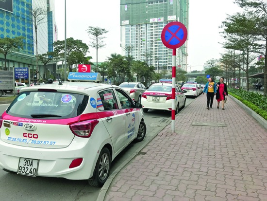 Taxi Group kéo hàng lấn chiếm lòng đường - Ảnh 1
