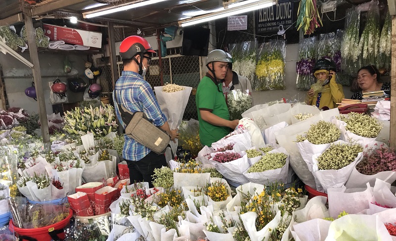 TP Hồ Chí Minh: Nhộn nhịp thị trường ngày 8/3, giá hoa tăng khoảng 30% - Ảnh 1