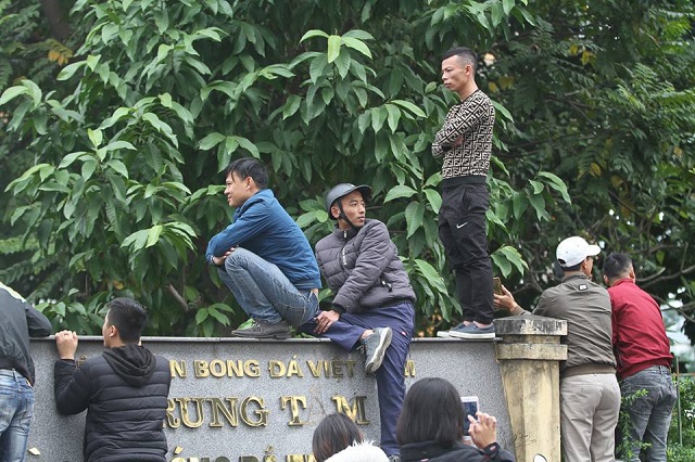 Người dân “vượt rào” trụ sở VFF đòi mua vé trận Việt Nam - Malaysia - Ảnh 2