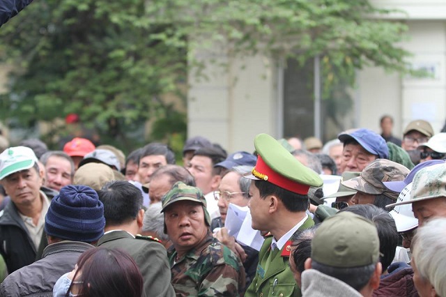Người dân “vượt rào” trụ sở VFF đòi mua vé trận Việt Nam - Malaysia - Ảnh 3